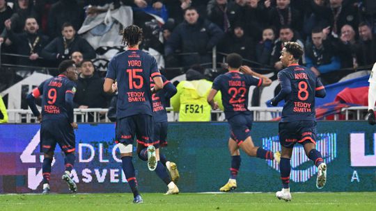 Golo de Tiago Santos ao Lyon candidato a melhor do mês na Ligue 1