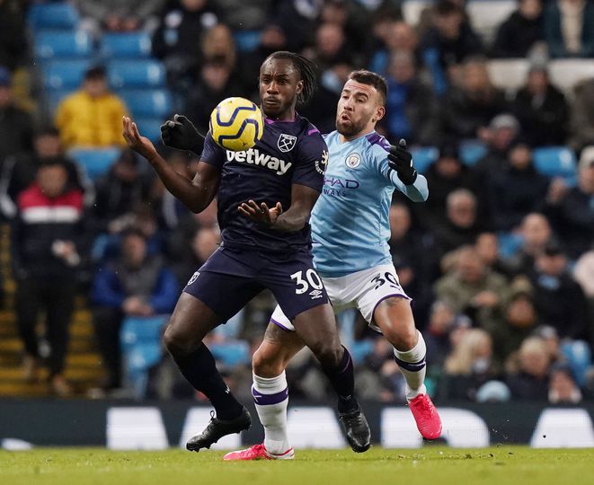 Avançado do West Ham admite: «Queria bater tanto no Otamendi»