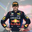 Max Verstappen, de mãos na cintura, foi coroado tetracampeão do mundo em Las Vegas