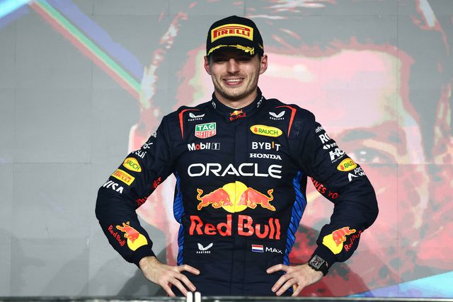 Max Verstappen, de mãos na cintura, foi coroado tetracampeão do mundo em Las Vegas