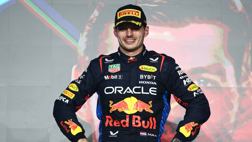 Max Verstappen, de mãos na cintura, foi coroado tetracampeão do mundo em Las Vegas