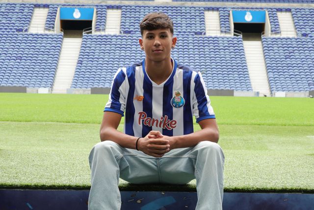 FC Porto: goleador de 16 anos assina contrato profissional