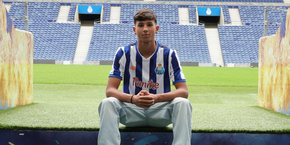FC Porto: goleador de 16 anos assina contrato profissional