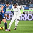 Rafael Leão assiste na derrota do Milan em casa da Atalanta