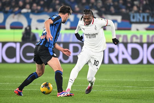 Rafael Leão assiste na derrota do Milan em casa da Atalanta