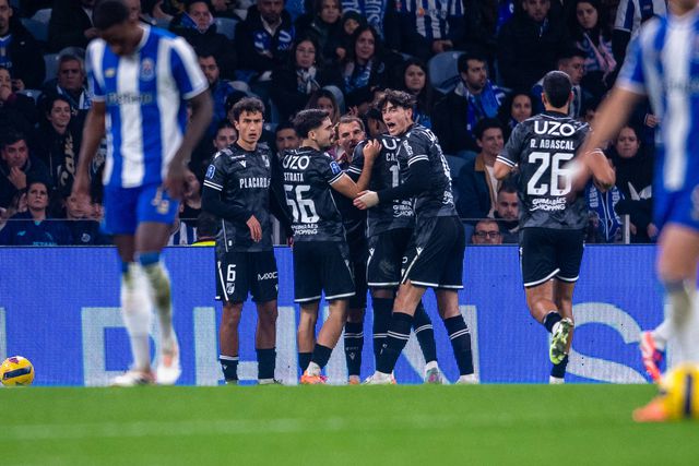 Jogadores do Vitória celebram golo no Dragão