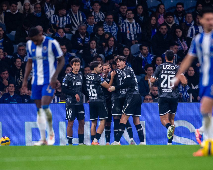 Jogadores do Vitória celebram golo no Dragão