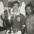 José Águas e Mário Coluna com a Taça dos Campeões de 1961 (Foto: A BOLA)