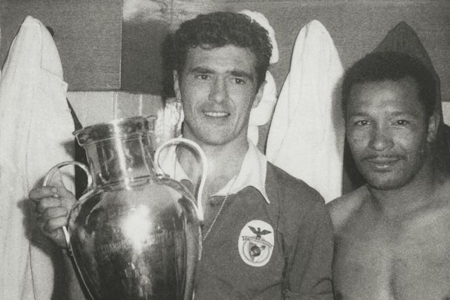 José Águas e Mário Coluna com a Taça dos Campeões de 1961 (Foto: A BOLA)