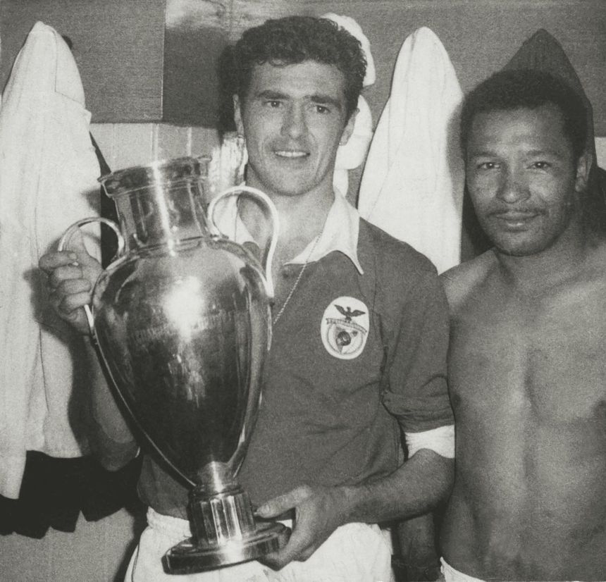 José Águas e Mário Coluna com a Taça dos Campeões de 1961 (Foto: A BOLA)