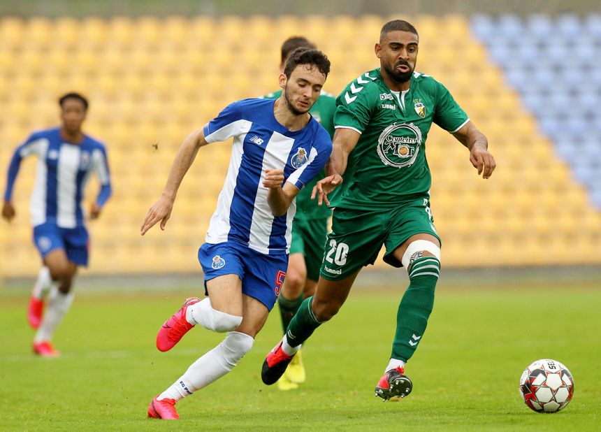David Sualehe a defrontar o FC Porto B ao serviço do Farense, em 2020 - Foto: IMAGO