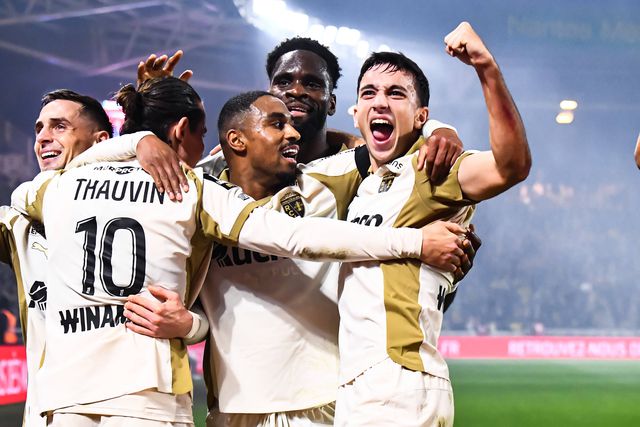 Jogadores do Lens celebram golo na vitória em Nantes por 1-2