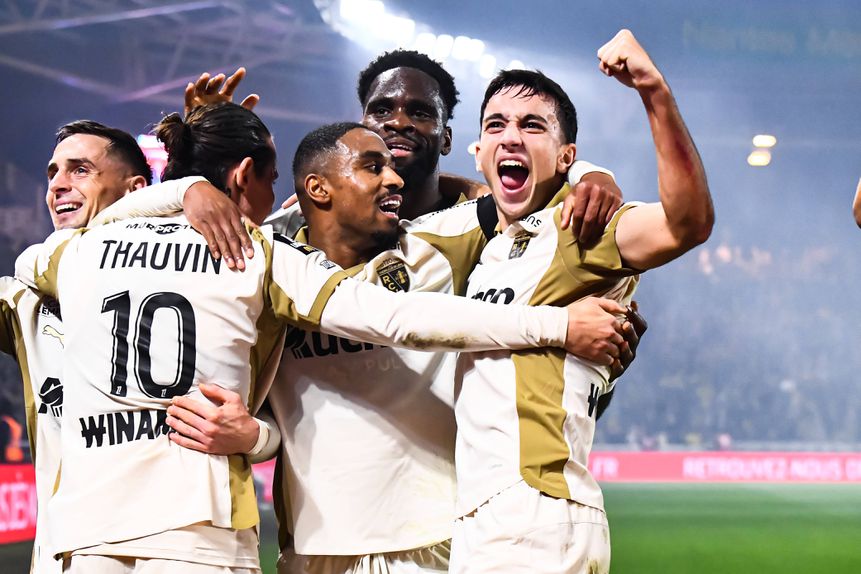 Jogadores do Lens celebram golo na vitória em Nantes por 1-2