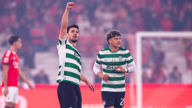 Pedro Gonçalves olha para a bancada onde estavam os adeptos do Sporting e festeja o golo na Luz aos 12' - Foto: IMAGO