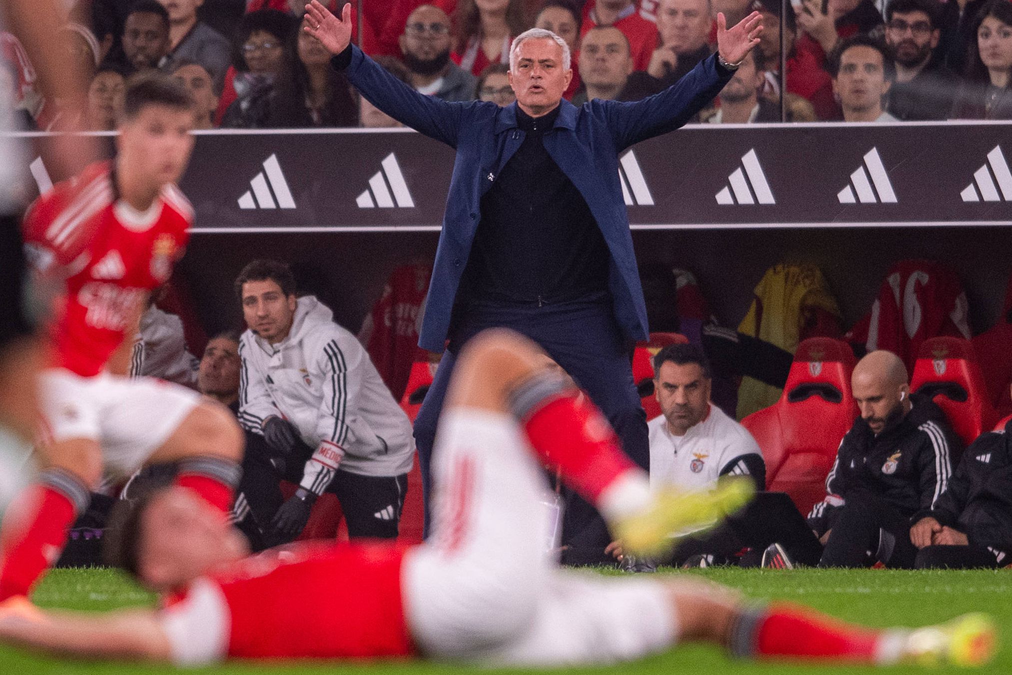 Mourinho quer todos os jogadores levantados do chão depois do empate com o Sporting — Foto: IMAGO