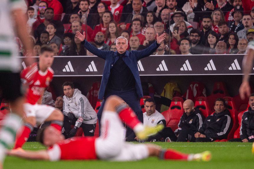 Mourinho quer todos os jogadores levantados do chão depois do empate com o Sporting — Foto: IMAGO