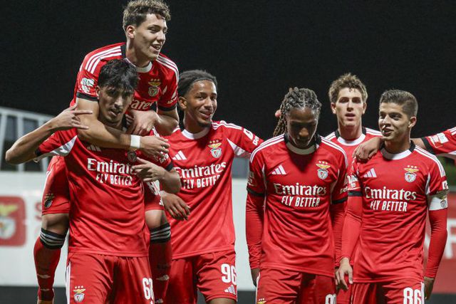 João Veloso fez o primeiro golos dos encarnados.