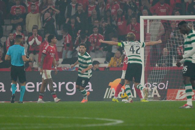 Pedro Gonçalves celebra o golo ao Benfica no dérbi