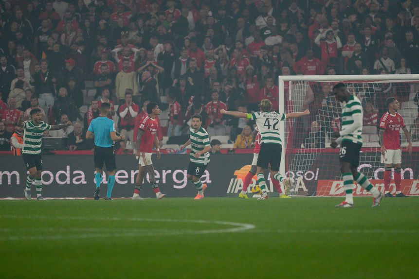 Pedro Gonçalves celebra o golo ao Benfica no dérbi