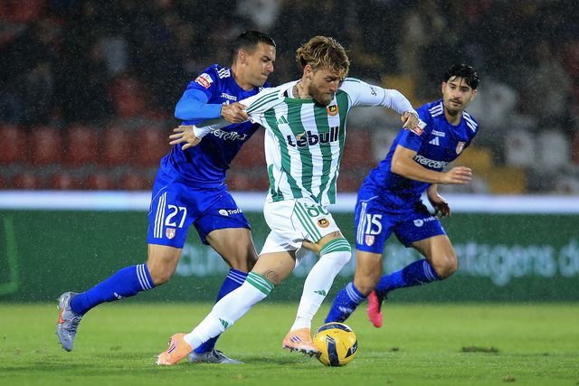 Algobia tenta travar progressão de Pohlmann sob olhar atento de Jaume Grau, que aos 61 minutos foi expulso, por duplo amarelo - Foto: Manuel Fernando Araújo/LUSA