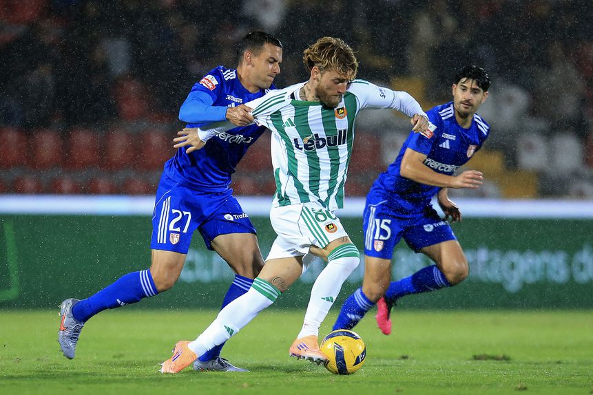 Algobia tenta travar progressão de Pohlmann sob olhar atento de Jaume Grau, que aos 61 minutos foi expulso, por duplo amarelo - Foto: Manuel Fernando Araújo/LUSA