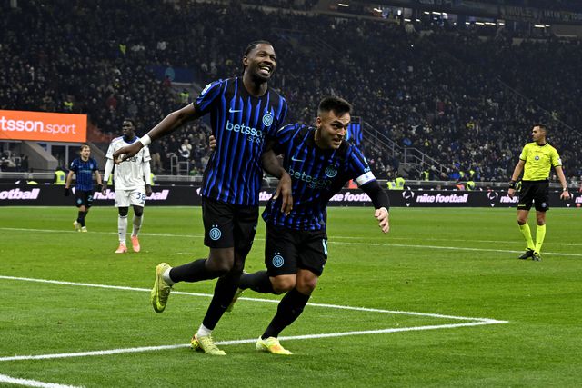 Marcus Thuram e Lautaro Martínez, avançados do Inter, celebram golo frente ao Como 1907