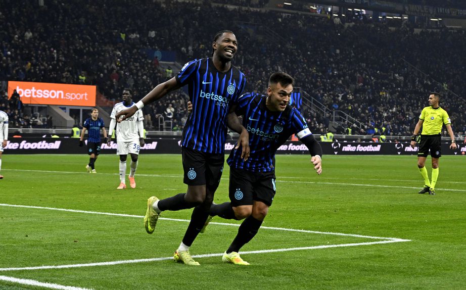 Marcus Thuram e Lautaro Martínez, avançados do Inter, celebram golo frente ao Como 1907