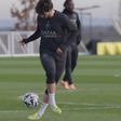O 'skill' «especial» de João Neves no treino do PSG