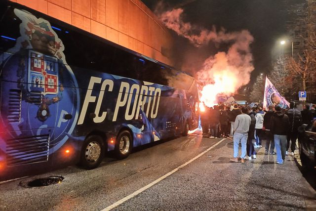 FC Porto com forte apoio na saída do Dragão