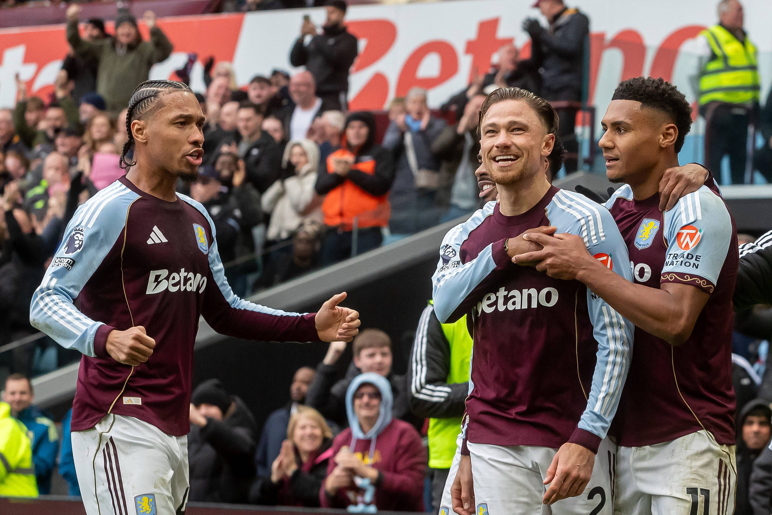 Matty Cash marcar no Aston Villa-Arsenal - Foto: Imago