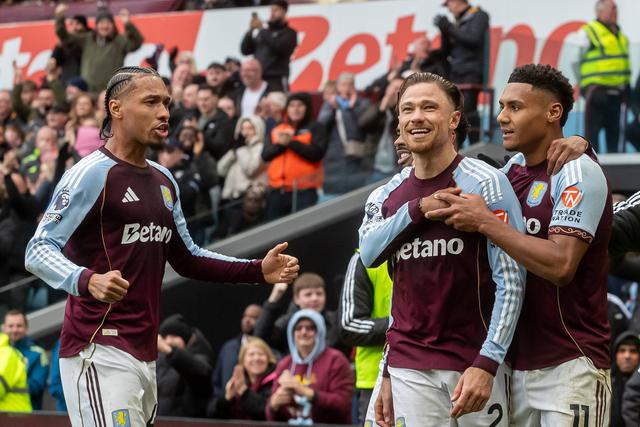 Matty Cash marcar no Aston Villa-Arsenal - Foto: Imago
