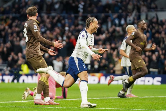 Xavi Simons, médio-ofensivo do Tottenham, celebra o seu primeiro golo na Premier League frente ao Brentford
