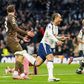 Xavi Simons, médio-ofensivo do Tottenham, celebra o seu primeiro golo na Premier League frente ao Brentford