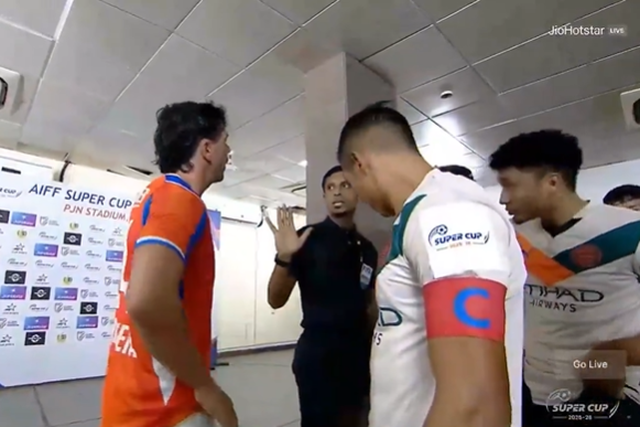 Jogador discutindo com o árbitro por causa da cor da roupa interior