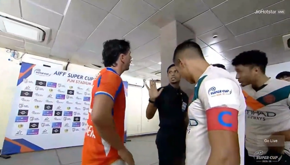 Jogador discutindo com o árbitro por causa da cor da roupa interior