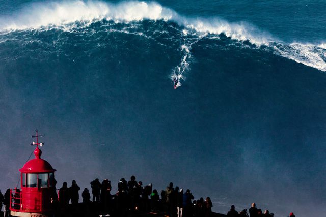 O impressionante cenário das ondas gigantes da Nazaré - Foto: Red Bull