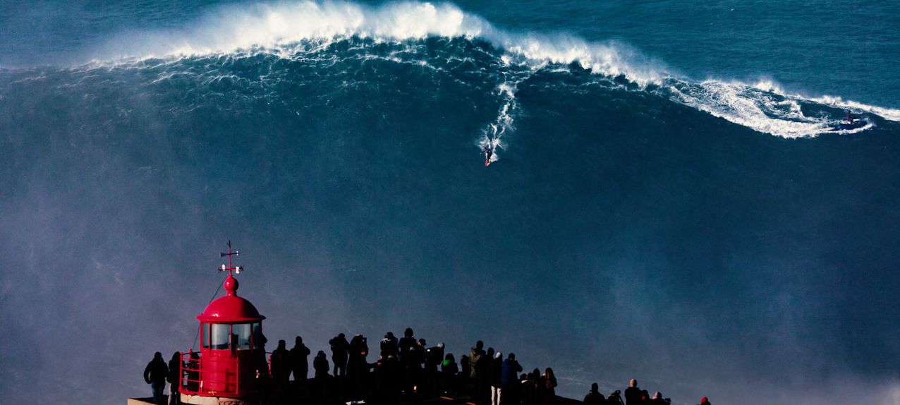 O impressionante cenário das ondas gigantes da Nazaré - Foto: Red Bull