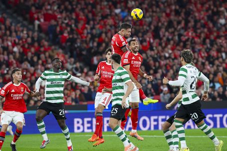 Otamendi em lance aéreo no dérbi - Foto: ANTONIO COTRIM/LUSA