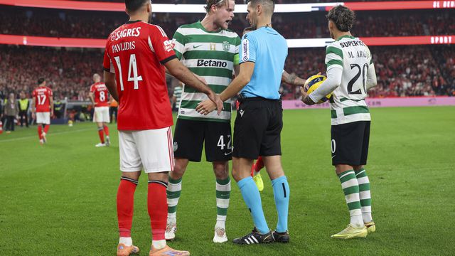 Hjulmand a protestar com o árbitro António Nobre durante o dérbi - Foto: MIGUEL A. LOPES/LUSA