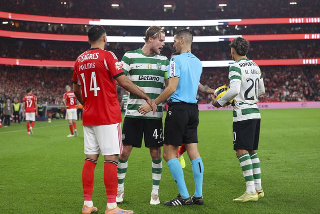 Hjulmand a protestar com o árbitro António Nobre durante o dérbi - Foto: MIGUEL A. LOPES/LUSA