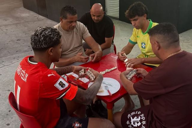 Dominó, futebol e boa comida: João Félix mostra férias em São Paulo