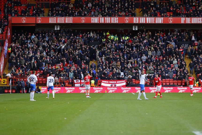 Charlton-Portsmouth foi suspenso