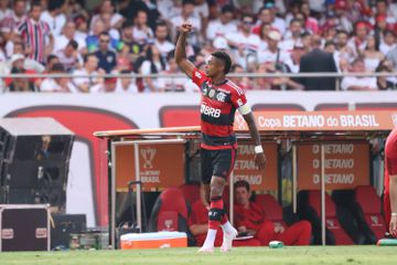 OFICIAL: Bruno Henrique renova com o Flamengo