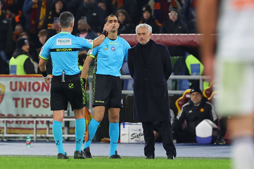 Mourinho exagerou nos protestos, foi expulso e saiu do estádio (vídeo)