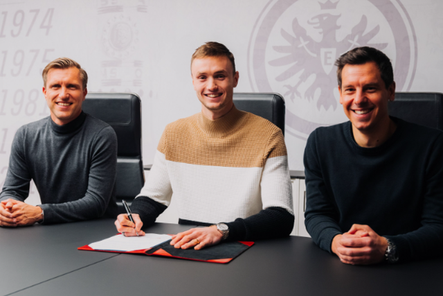 OFICIAL: Wolverhampton empresta avançado ao Eintracht Frankfurt