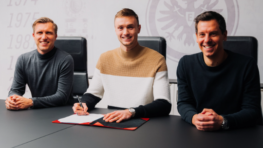 OFICIAL: Wolverhampton empresta avançado ao Eintracht Frankfurt