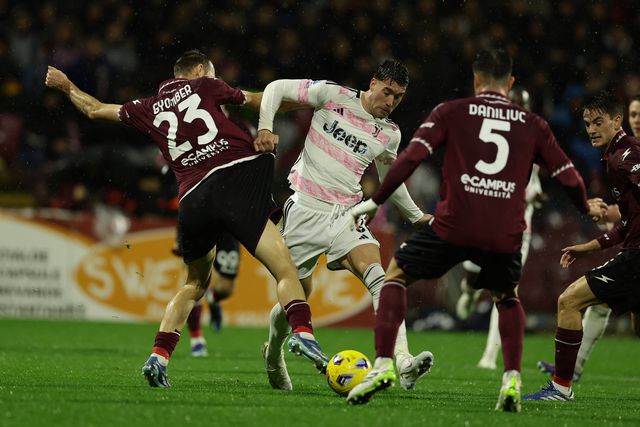 Vlahovic foi herói e Juventus continua perseguição ao Inter