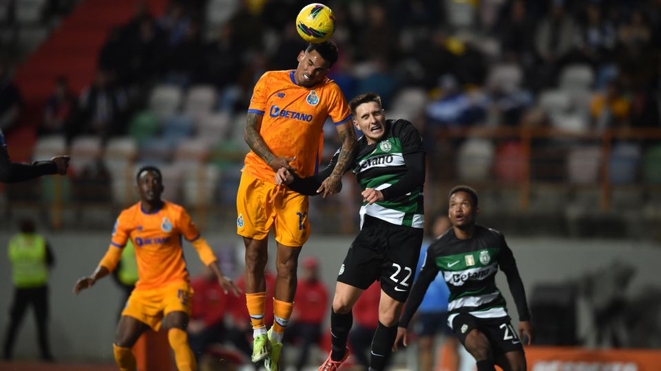 Galeno e Fresneda durante o Sporting-FC Porto da meia-final da Taça da Liga 2024/2025 (1-0). Foto Miguel Nunes