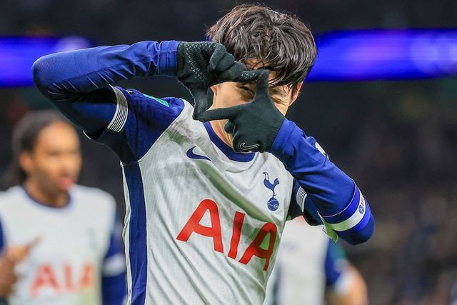 Heung-Min Son faz a sua habitual celebração de golo