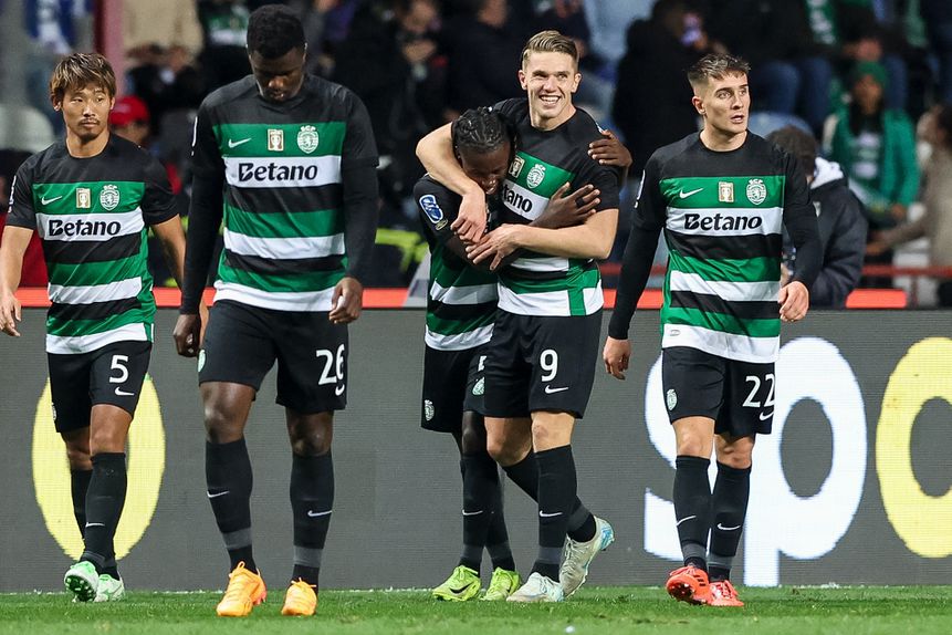 Gyokeres abraça Quenda pelo passe que lhe permitiu marcar o golo